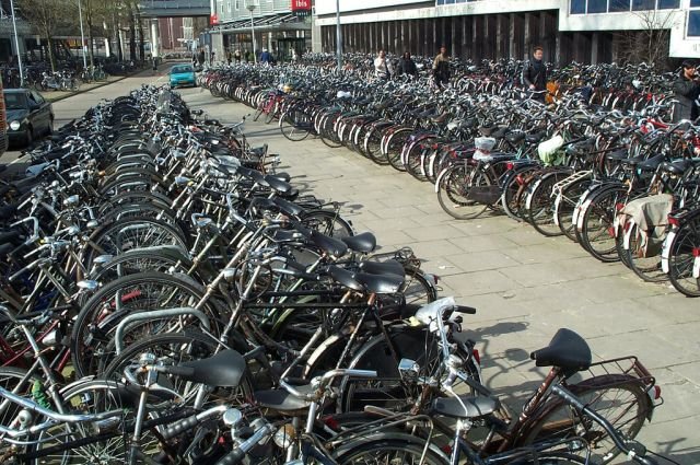 Un record la care alte oraşe nici nu visează! Amsterdamul a rămas fără spaţiu pentru biciclete, aşa că face parcări subacvatice