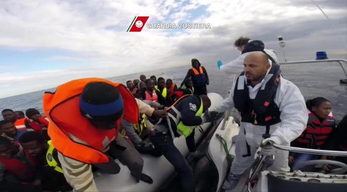 Un alt vas de emigranţi s-a scufundat în Mediterană. Cel puţin 10 persoane au murit