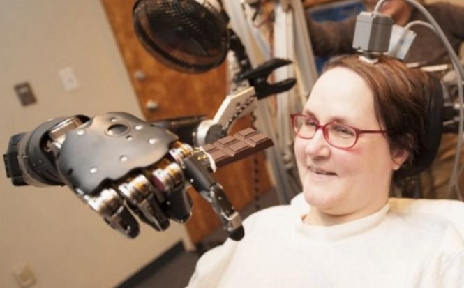 O femeie paralizată a pilotat un avion de luptă cu ajutorul minţii