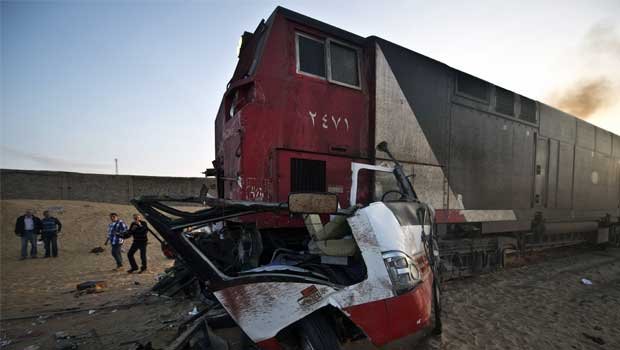Accident GRAV în Egipt! Un tren a spulberat un autobuz plin cu copii