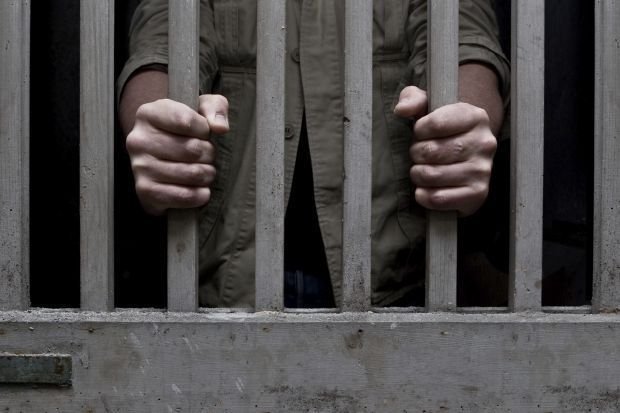 Peste 1.000 de oameni au spart o închisoare, pentru a linşa un violator