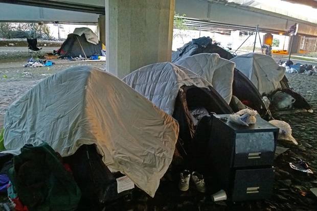 Imigranţi români care locuiesc sub un pod rutier din Marea Britanie riscă să fie evacuaţi