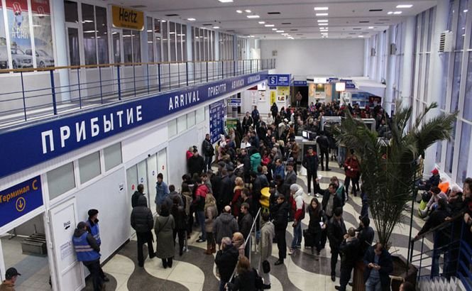 ALARMĂ FALSĂ cu bombă pe cel mai mare aeroport din Crimeea. 700 de persoane au fost evacuate de urgenţă