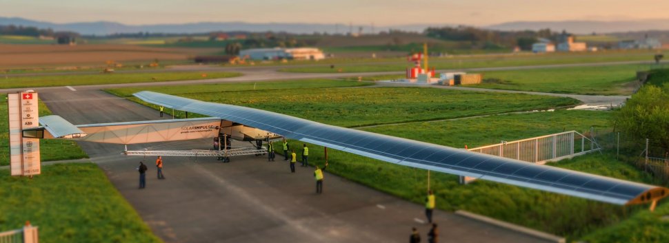 Avionul Solar Impulse 2 a decolat. În călătoria istorică în jurul lumii va parcurge 35.000 de km FĂRĂ a consuma combustibil