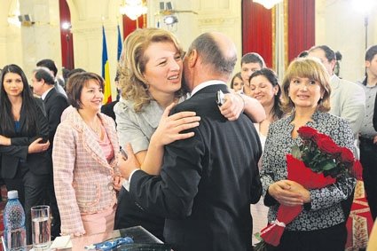 Ce înseamnă să te cheme Ioana Băsescu! Fiica cea mare a ex-preşedintelui a obţinut creditul de 1 MILION de euro prin TELEFON, iată prin ce a trecut Complexul Energetic Oltenia