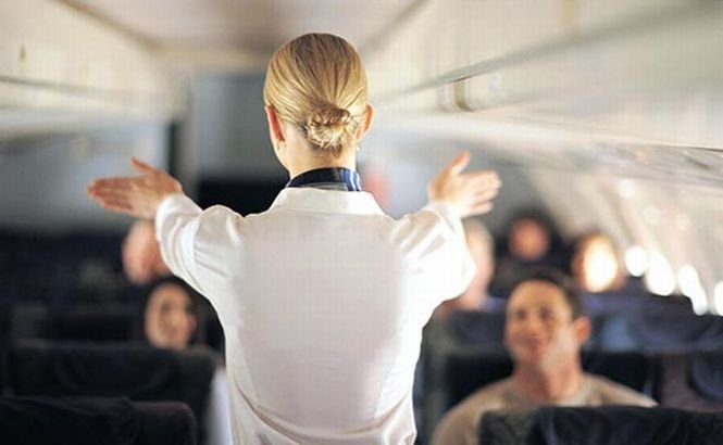 &quot;Dansatoarea&quot; de la bord a reuşit să distreze pasagerii înainte de decolare
