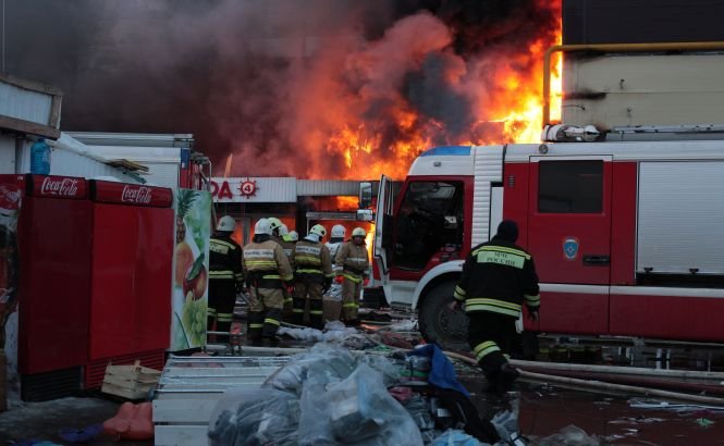 5 oameni au murit în incendiul de la mall-ul rusesc. Alte 25 de persoane se află încă sub dărâmături