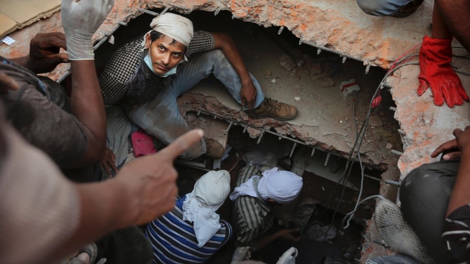 Clădire prăbuşită în Bangladesh. CINCI oameni au murit. ZECI de muncitori sunt încă prinşi sub dărâmături