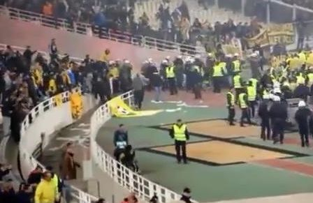 Meciul AEK Atena - Olympiakos Pireu, SUSPENDAT după ce suporterii AEK au INVADAT terenul