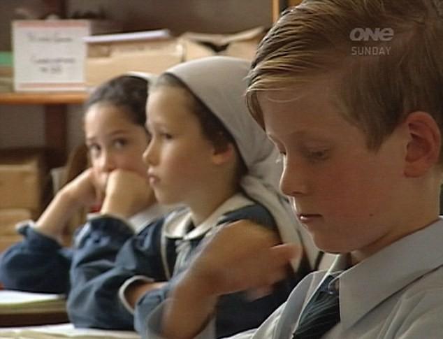 Scăpaţi din infern. SECTA care le obligă pe femei să nască şi câte 20 de copii şi unde NIMENI nu are legături cu exteriorul 298889