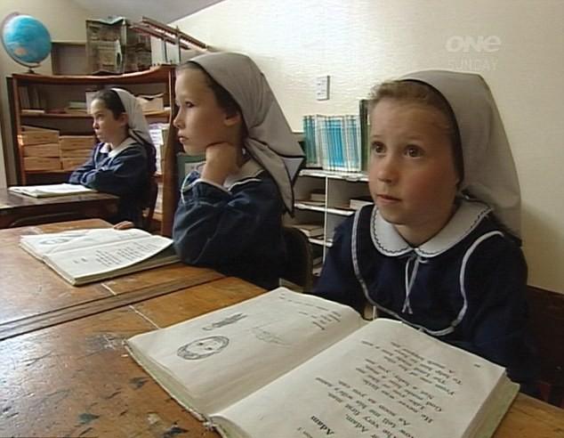 Scăpaţi din infern. SECTA care le obligă pe femei să nască şi câte 20 de copii şi unde NIMENI nu are legături cu exteriorul 298890