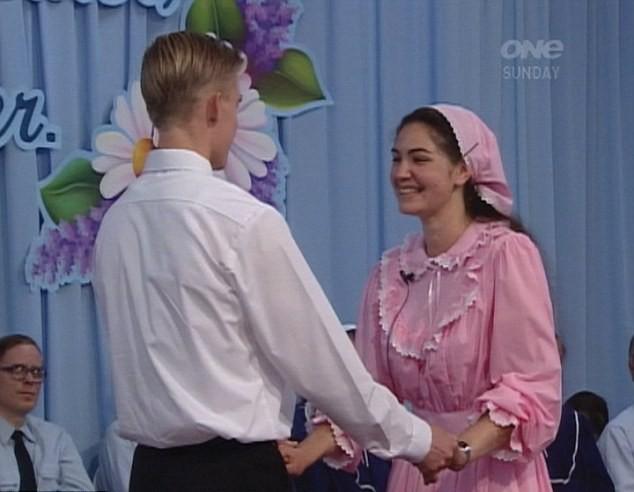 Scăpaţi din infern. SECTA care le obligă pe femei să nască şi câte 20 de copii şi unde NIMENI nu are legături cu exteriorul 298891