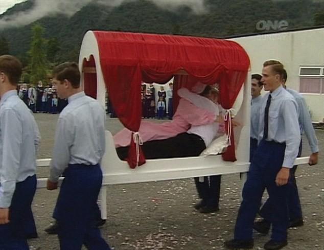 Scăpaţi din infern. SECTA care le obligă pe femei să nască şi câte 20 de copii şi unde NIMENI nu are legături cu exteriorul 298892