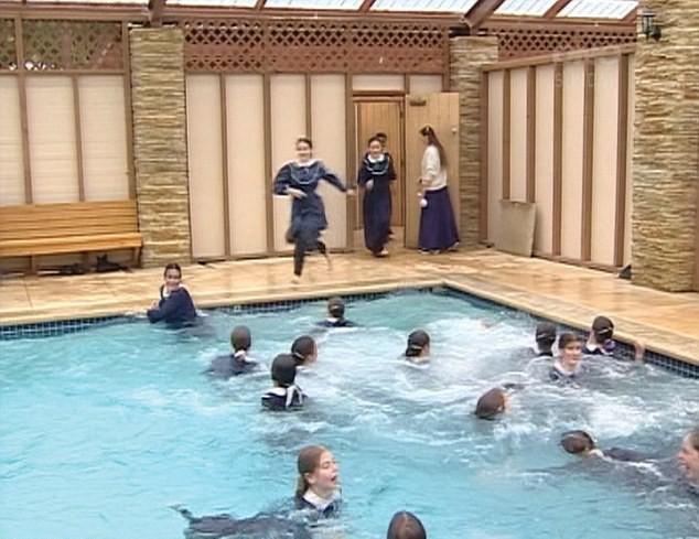 Scăpaţi din infern. SECTA care le obligă pe femei să nască şi câte 20 de copii şi unde NIMENI nu are legături cu exteriorul 298893