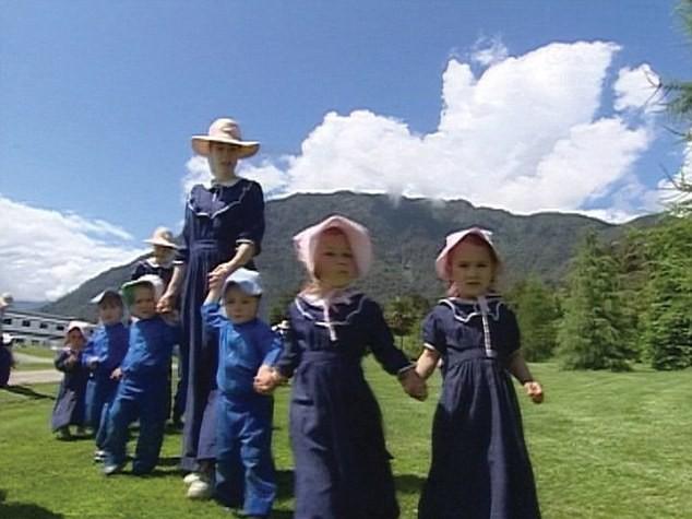 Scăpaţi din infern. SECTA care le obligă pe femei să nască şi câte 20 de copii şi unde NIMENI nu are legături cu exteriorul 298894