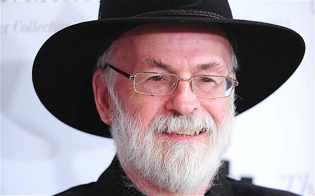 Terry Pratchett a murit la vârsta de 66 de ani. A scris peste 70 de cărţi de-a lungul carierei