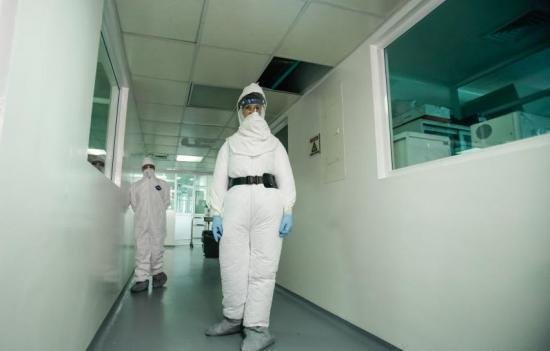 Un lucrător militar sanitar britanic s-a infectat cu virusul Ebola în Sierra Leone