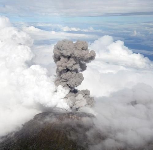 Aeroportul San Jose, închis după erupţia vulcanului Turrialba din Costa Rica. Mii de oameni au fost evacuaţi