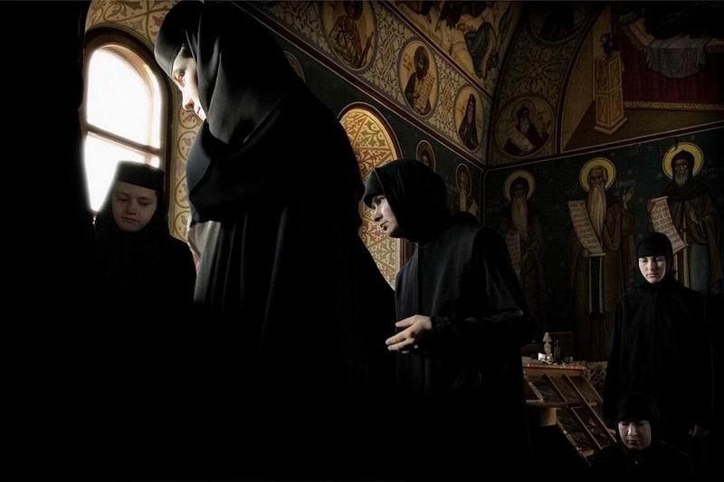 Ce se întâmplă în mănăstirile din România. Experimentul scoate la iveală practici INTERZISE