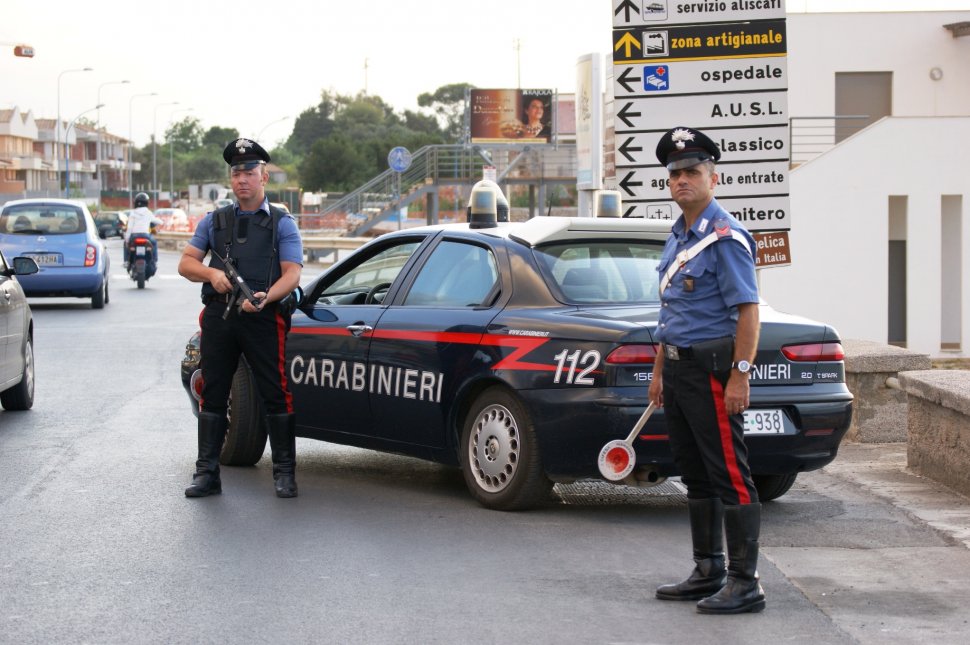 O româncă a fost înjunghiată în Italia, într-o staţie de autobuz. Un poliţist i-a salvat viaţa