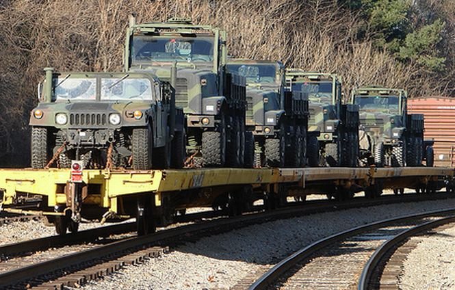 Americanii aduc armanent în baza de la Kogălniceanu. Un tren încărcat cu zeci de tancuri şi vehicule blindate a ajuns în România