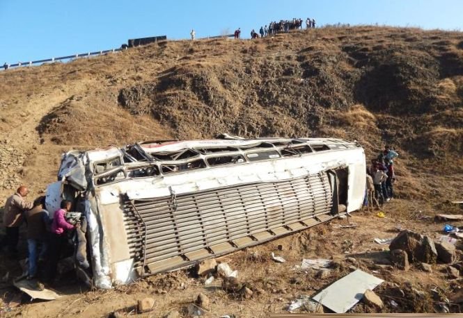 ACCIDENT de autocar: Cel puţin 49 de morţi şi 10 răniţi, după ce maşina a căzut în prăpastie