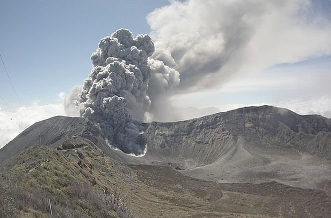 Aeroportul din San Jose, închis din cauza unor erupţii puternice ale vulcanului Turrialba