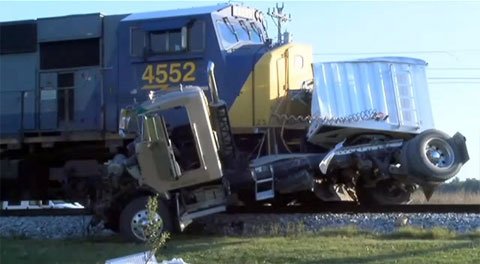 Accident grav de tren, în SUA. O maşină a fost pur şi simplu spulberată de un tren de mare viteză. Doi adolescenţi au murit