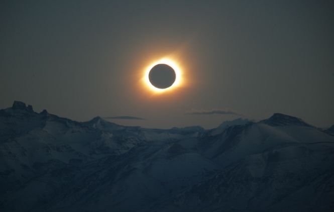 Fenomen astronomic rar vizibil din România. La ce oră, unde şi cum se va vedea eclipsa de Soare din 20 martie