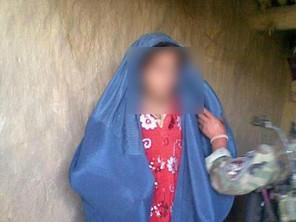 Militanţii SI încearcă să scape deghizaţi în femei 299425