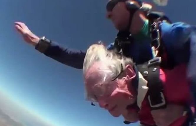 O străbunică din Africa de Sud şi-a sărbătorit centenarul printr-un salt cu paraşuta