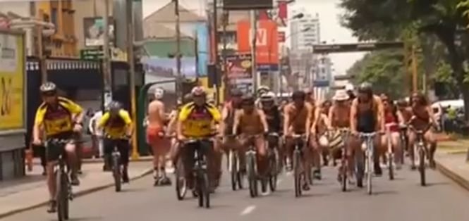 Peru. Sute de biciclişti au protestat dezbrăcaţi faţă de poluare şi condiţiile din trafic