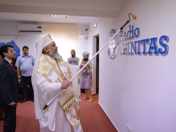 Biserica Ortodoxă le cere românilor taxă pentru televiziune. Cât va trebui să plătească fiecare credincios 