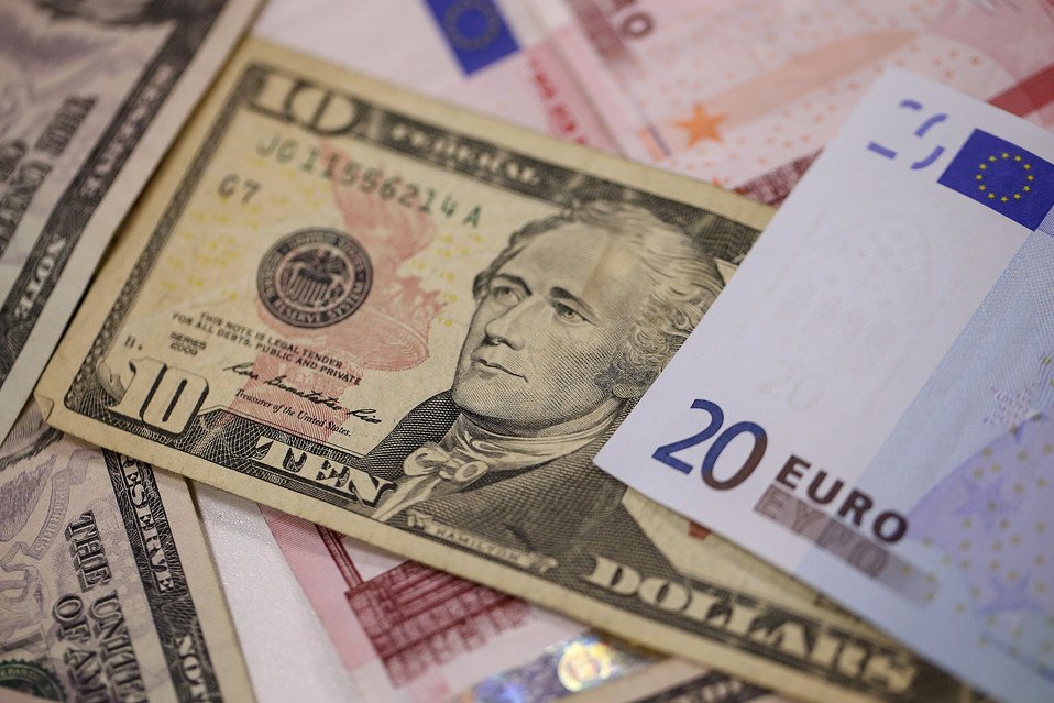 Dolarul, creştere ISTORICĂ. Motivele aprecierii fără precedent ale monedei americane şi EFECTELE resimţite de români