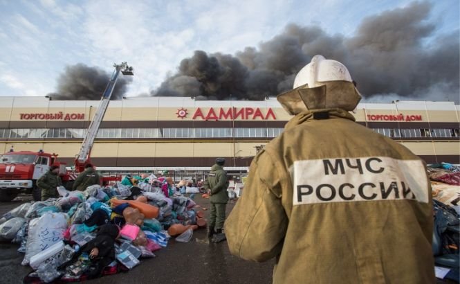 Mall-ul arde şi pompierii îşi fac poze! Ministerul de Urgenţe rus îşi cere scuze