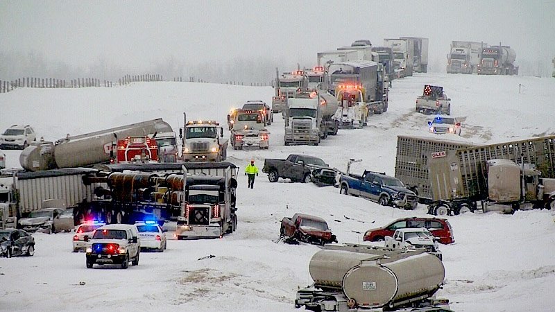 Carambol masiv pe o autostradă din Canada. Peste 50 de vehicule, implicate în accident