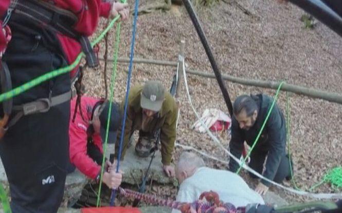 Imagini impresionante din Hunedoara. Un câine părăsit într-o galerie a unei mine a fost salvat 299734