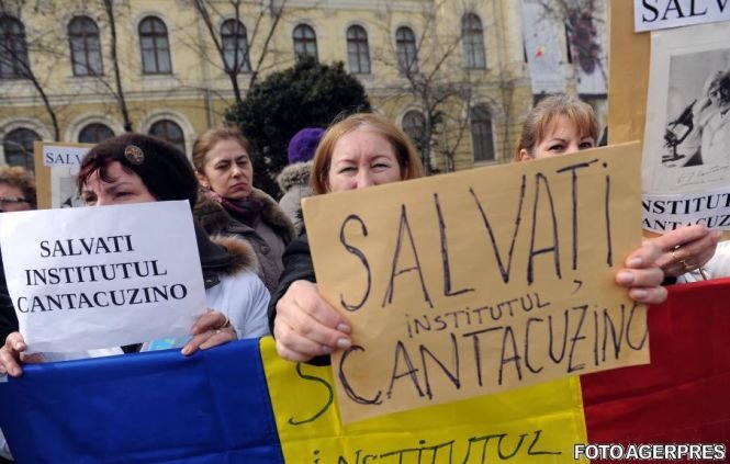 Peste 300 de angajaţi ai Institutului Cantacuzino au protestat în faţa Guvernului