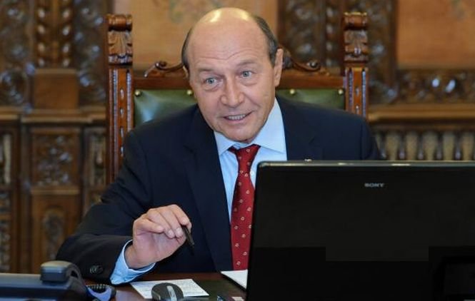 Traian Băsescu, urmărit penal pentru şantaj. Fostul preşedinte, huiduit la Parchet: &quot;Băsescu, la puşcărie&quot;