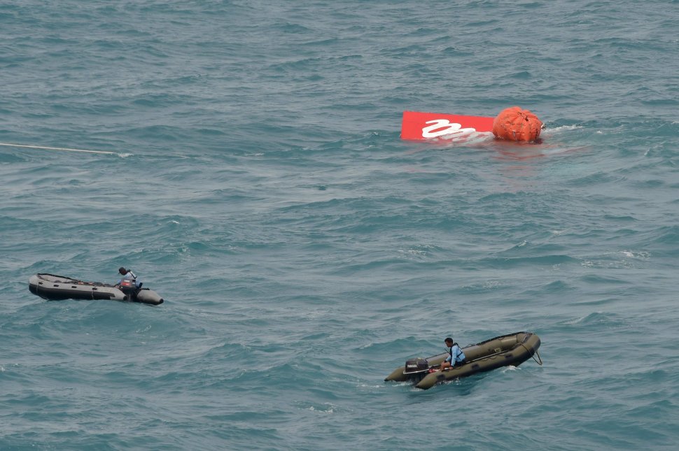 Veste grea pentru rudele victimelor din avionul prăbuşit în Marea Java. &quot;Căutările s-au OPRIT&quot;