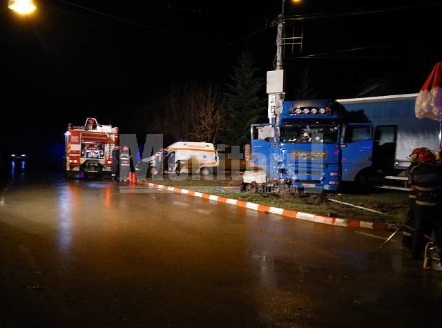 Botoşani: Ambulanţă lovită în plin de un TIR