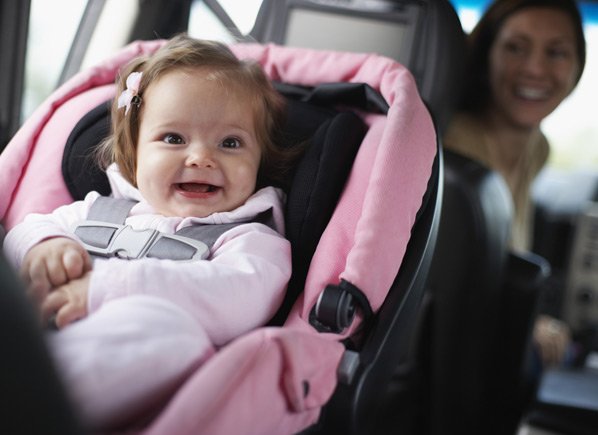 Cele mai întâlnite greşeli pe care le fac părinţii atunci când îşi pun copiii în scaunul auto