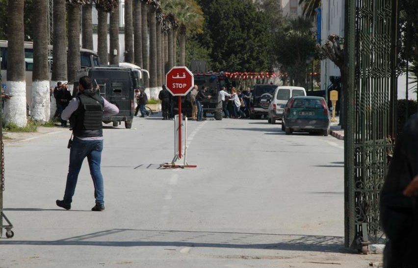 Presa italiană: Autorii atacului terorist din Tunis aveau mitraliere AK-47 provenind din România 