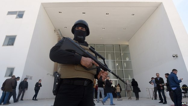 Tunisia. 9 persoane arestate după atacul de ieri. Armata asigură securitatea în marile oraşe ale ţării!