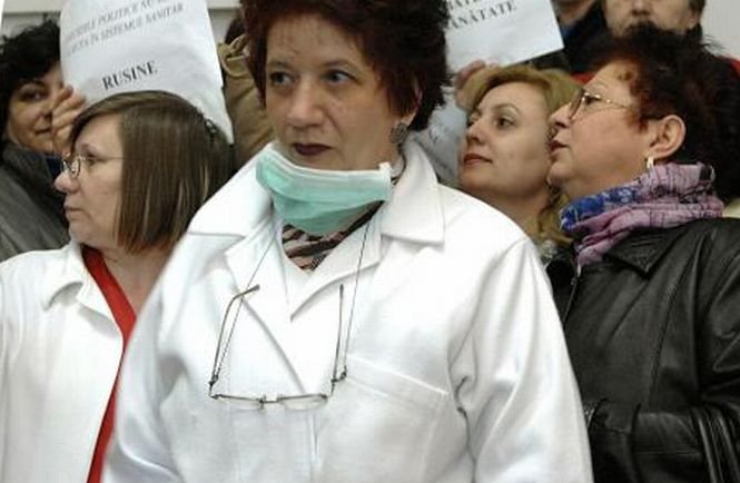 Angajaţii spitalului din Câmpeni au ieşit în stradă. Localnicii protestează alături de cadrele medicale