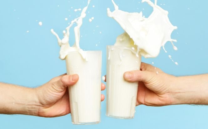 Lapte mai IEFTIN, dar numai din import. Fermierii se plâng că nu vor putea face faţă competiţiei