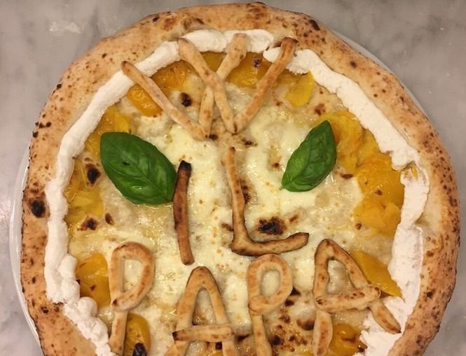 Proprietarul unei pizzerii a alergat după papamobil pentru a-i oferi Papei o pizza