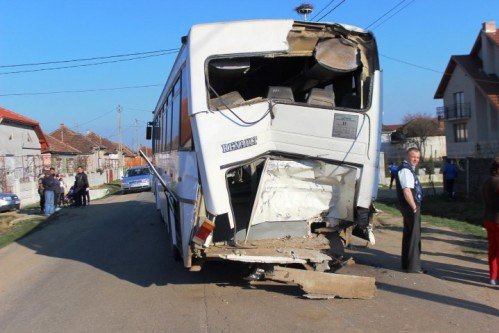 Impact puternic între două autobuze. 20 de oameni au fost răniţi, iar 17 dintre ei au fost duşi la spital