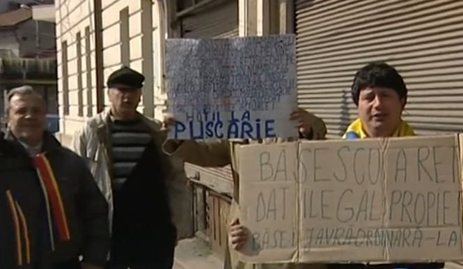 Oameni rămaşi pe stradă în urma deciziilor lui Băsescu