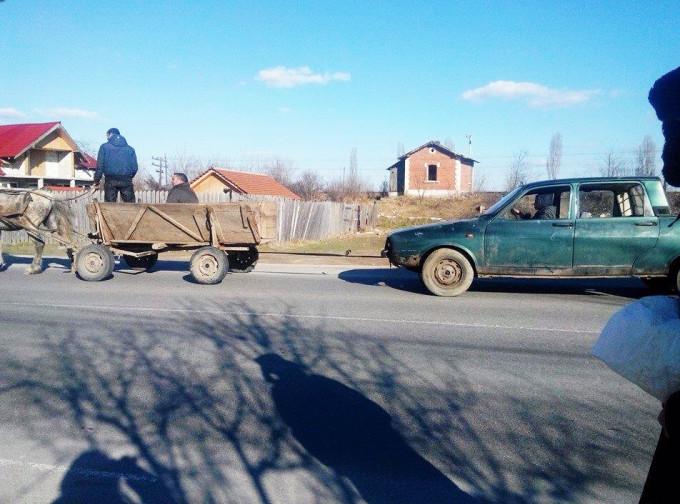Şoferii s-au oprit în trafic şi au început să facă poze. Ce trăgea această căruţă 300458